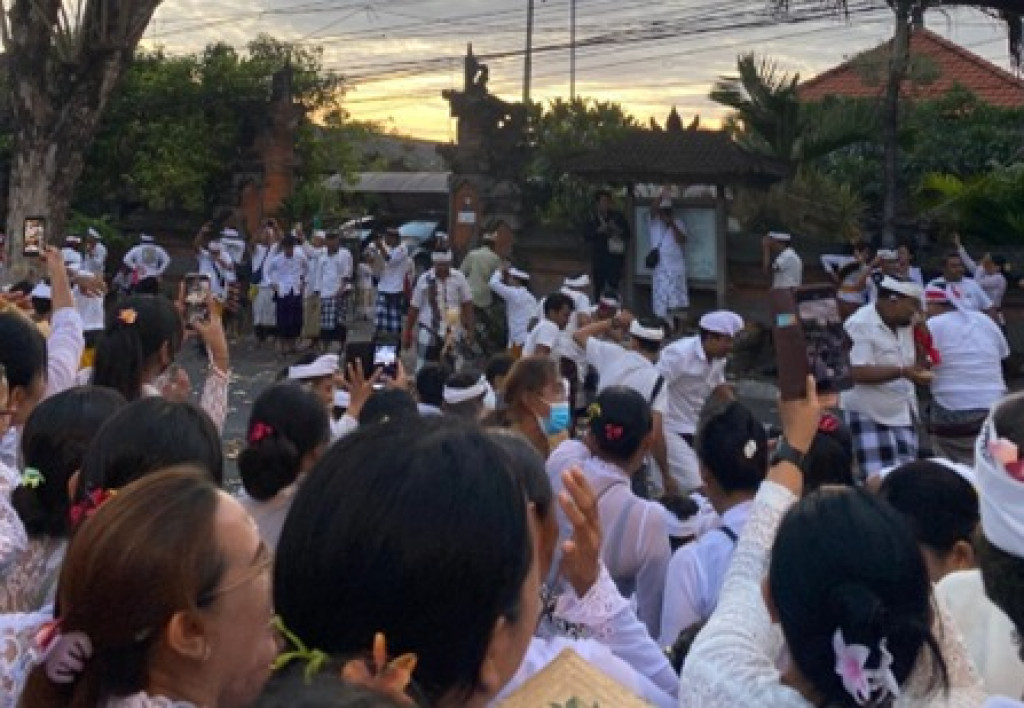 Tradisi Mesalaran Tipat Bantal Warisan Nenek Moyang Syukuri Hasil Panen Melimpah di Desa Adat Padang Luwih, Dalung